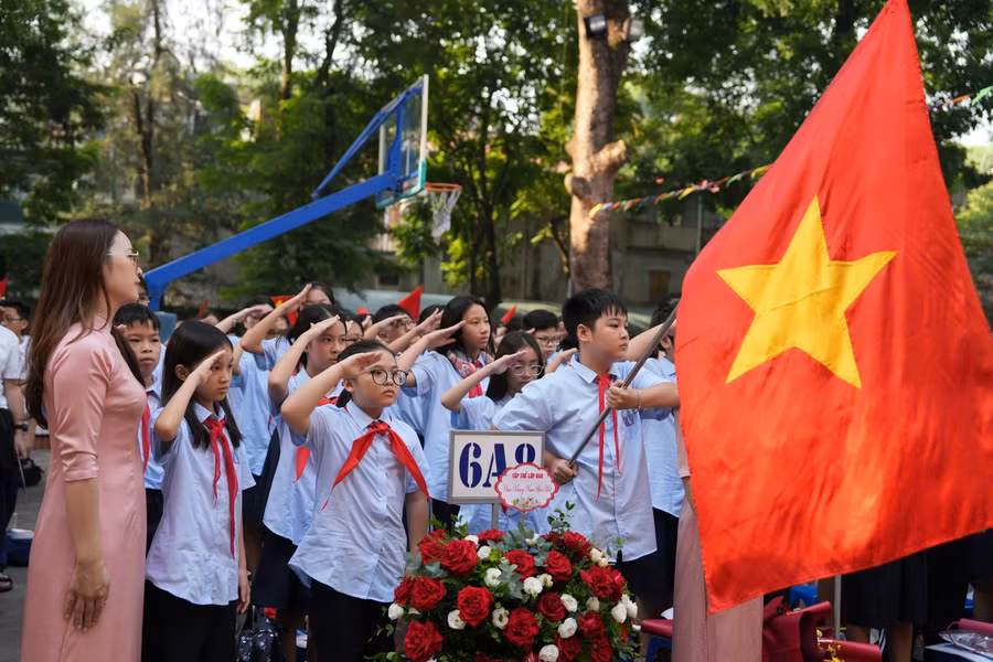 Lễ Chào cờ trang nghiêm với sắc đỏ màu cờ, màu khăn quàng đỏ, thể hiện khí thế năm học mới.