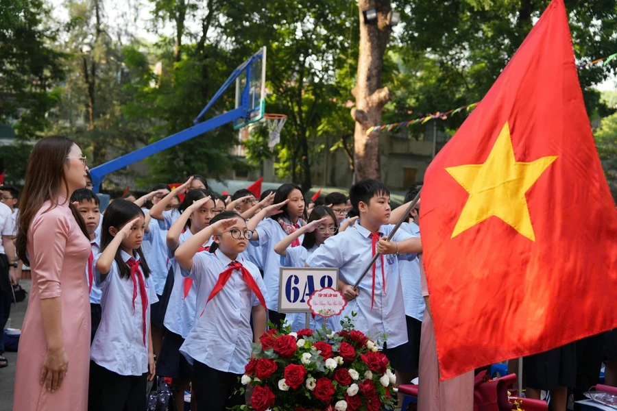 Lễ Chào cờ trang nghiêm với sắc đỏ màu cờ, màu khăn quàng đỏ, thể hiện khí thế năm học mới.