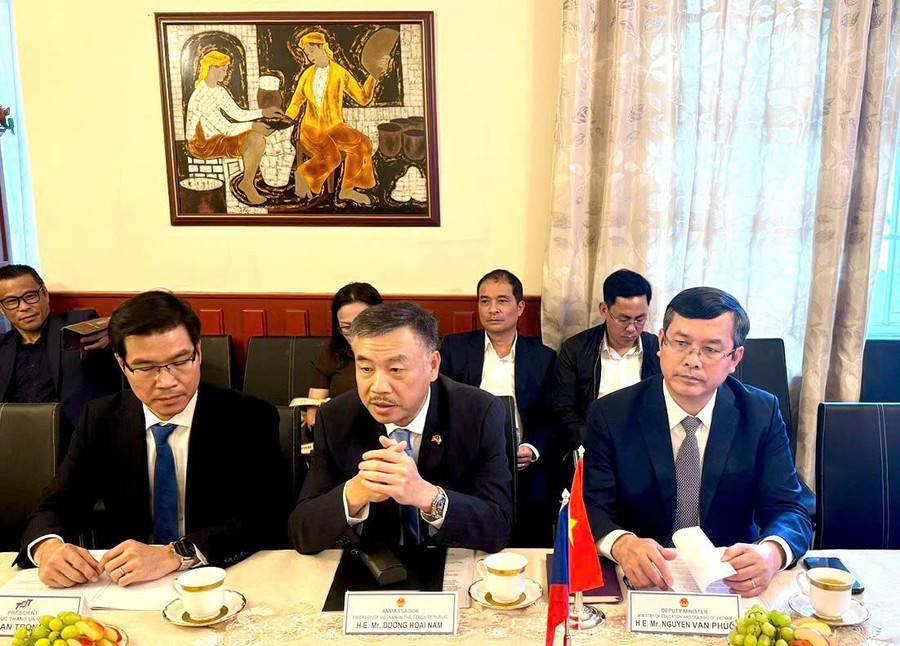 Đồng chủ trì Hội nghị (từ phải sang trái ảnh): Thứ trưởng Bộ GD&ĐT Việt Nam Nguyễn Văn Phúc; ông Dương Hoài Nam, Đại sứ đặc mệnh toàn quyền Việt Nam tại Cộng hòa Séc. chu-tri-hoi-nghi.jpg