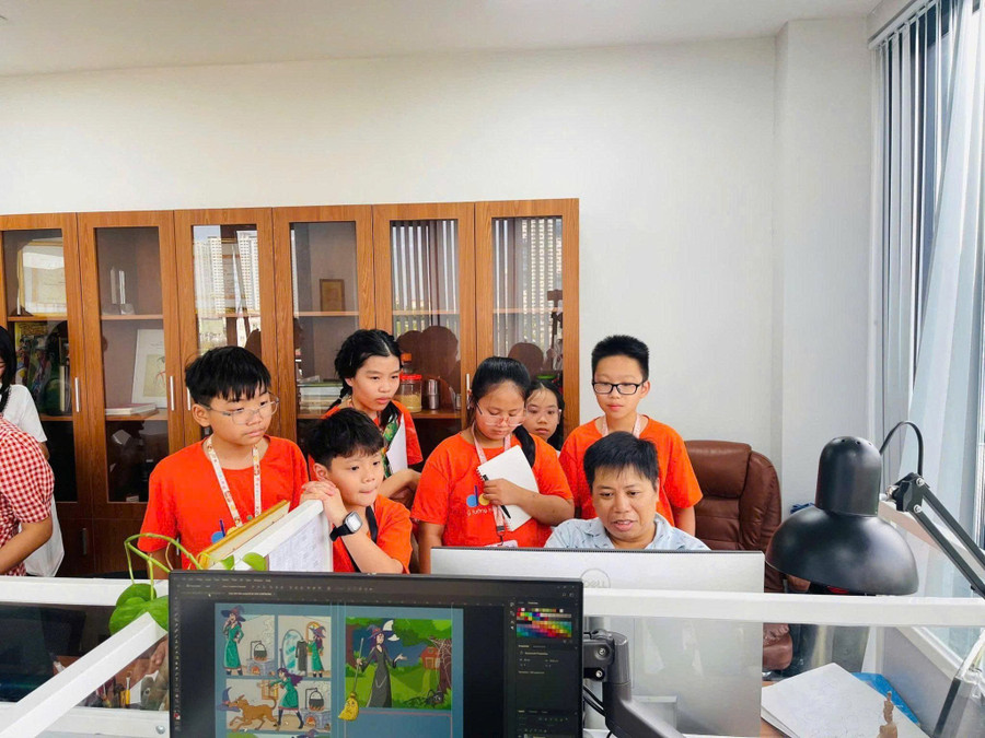 Học sinh Trường THCS&THPT Sư phạm (trực thuộc Trường ĐH Sư phạm Hà Nội 2) tìm hiểu nghề báo chí.