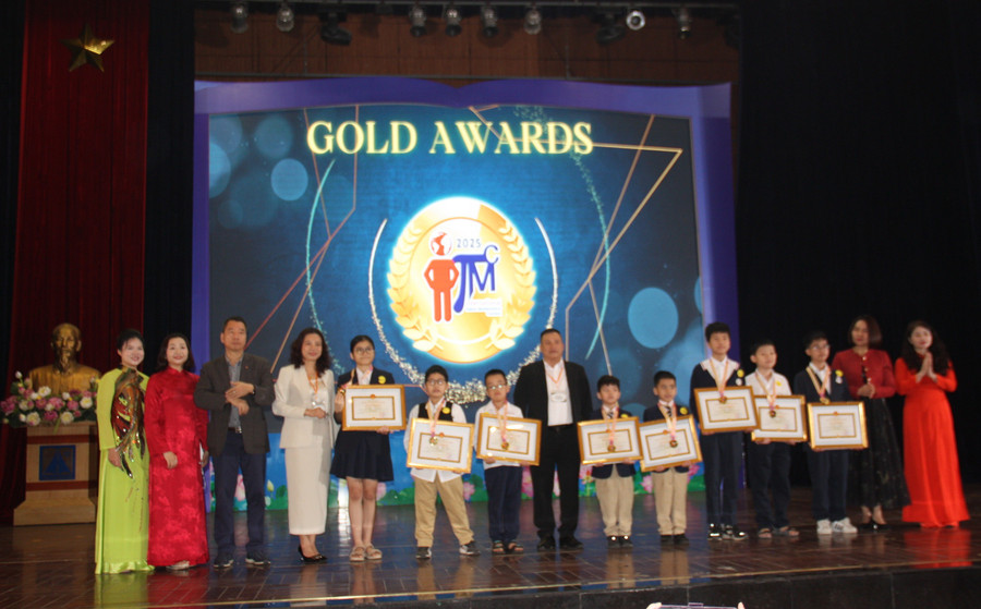 Trao giấy khen của Sở GD&ĐT Hà Nội và phần thưởng cho những thí sinh đoạt Champion, huy chương Vàng ITMC Quốc tế 2025.