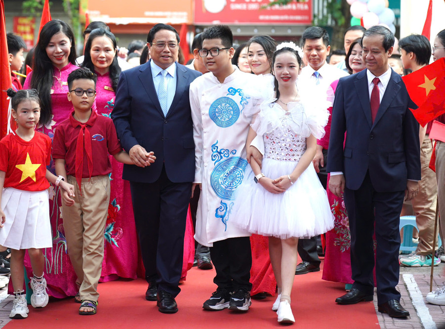 Thủ tướng Phạm Minh Chính, Bộ trưởng Nguyễn Kim Sơn đến dự lễ khai giảng tại Trường PTCS Nguyễn Đình Chiểu.