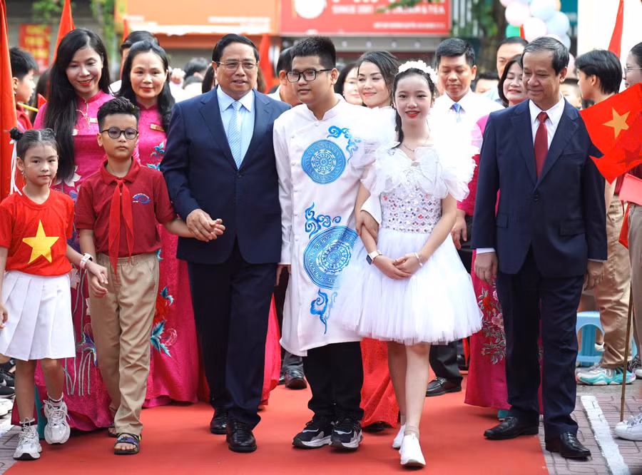 Thủ tướng Phạm Minh Chính, Bộ trưởng Nguyễn Kim Sơn đến dự lễ khai giảng tại Trường PTCS Nguyễn Đình Chiểu.