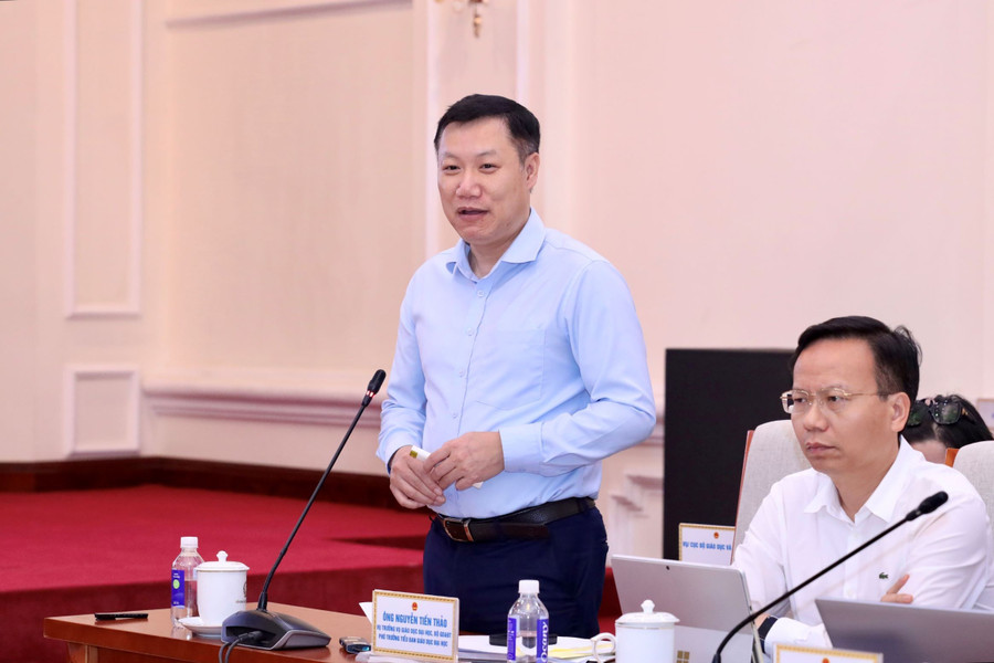 Vụ trưởng Vụ Giáo dục Đại học Nguyễn Tiến Thảo báo cáo về dự thảo Luật. img-4374.jpg