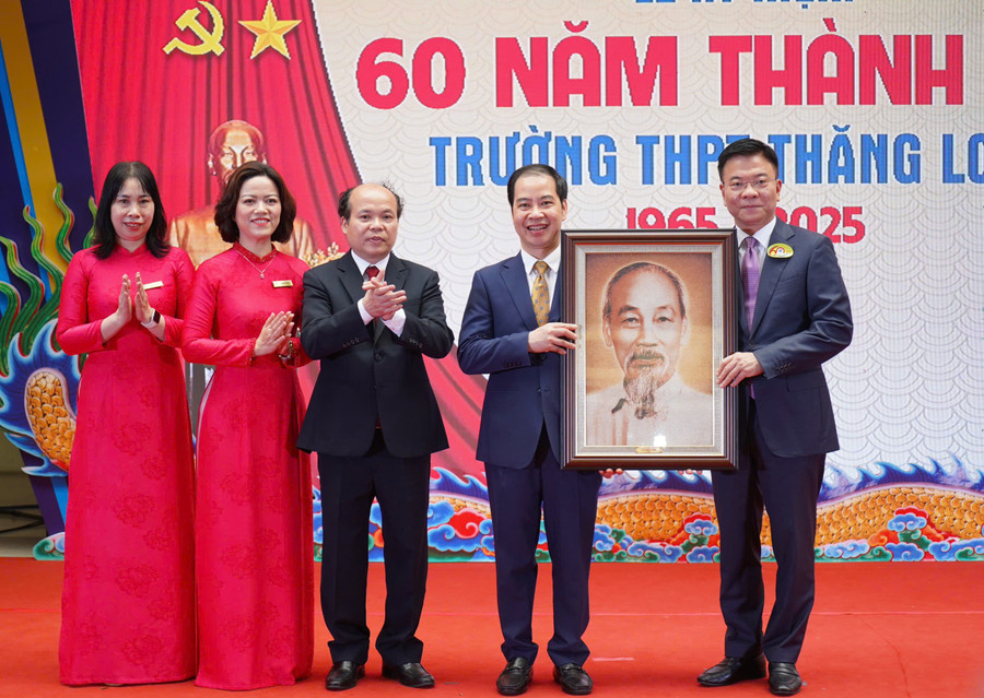 Phó Thủ tướng Lê Thành Long tặng quà lưu niệm cho nhà trường.