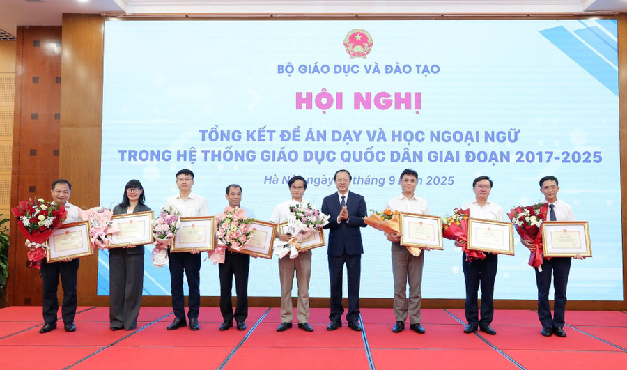 Thứ trưởng Thường trực Phạm Ngọc Thưởng trao Bằng khen của Bộ trưởng Bộ GD&ĐT cho các tập thể, cá nhân có đóng góp xuất sắc trong triển khai Đề án. img-8881.jpg