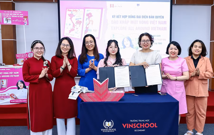Nguyễn Thảo Nhi (giữa) ký kết hợp tác với một đơn vị giao dịch bản quyền quốc tế, đưa tác phẩm đến với độc giả toàn cầu.