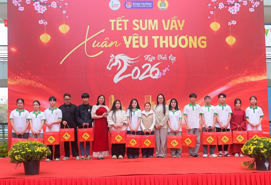 Trường CĐ Dược Hà Nội trao hàng trăm suất quà tết ý nghĩa cho sinh viên.