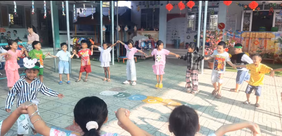 Trẻ Trường Mầm non Hoa Hồng (xã Ngũ Lạc, tỉnh Vĩnh Long).