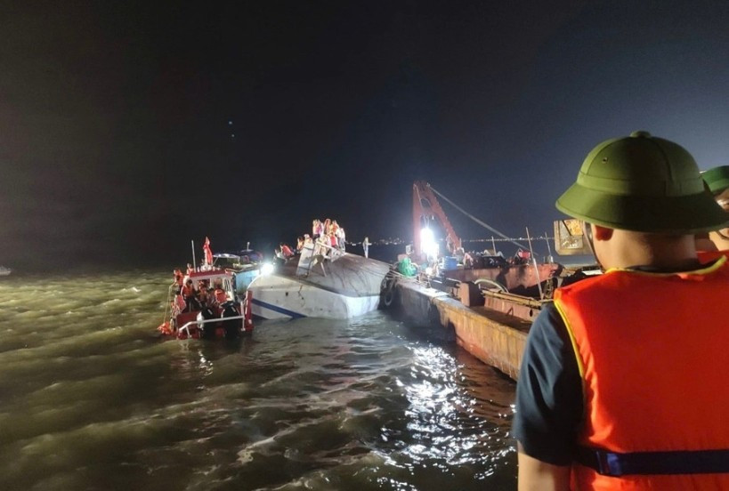 Lực lượng chức năng tìm kiếm nạn nhân mất tích vụ lật tàu tại Quảng Ninh. Ảnh: Minh Cương.