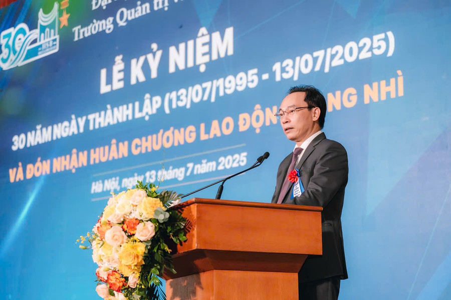 Thứ trưởng Bộ GD&ĐT Hoàng Minh Sơn phát biểu tại buổi lễ. hsb.jpg