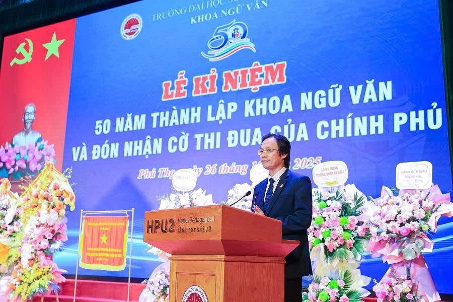 PGS, TS Phùng Gia Thế - Phó Bí thư Thường trực Đảng ủy, Chủ tịch Hội đồng trường phát biểu tại buổi lễ. 7.jpg