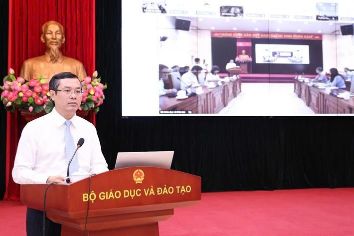 Thứ trưởng Bộ GD&ĐT Nguyễn Văn Phúc phát biểu tại hội nghị. tt-phuc.jpg
