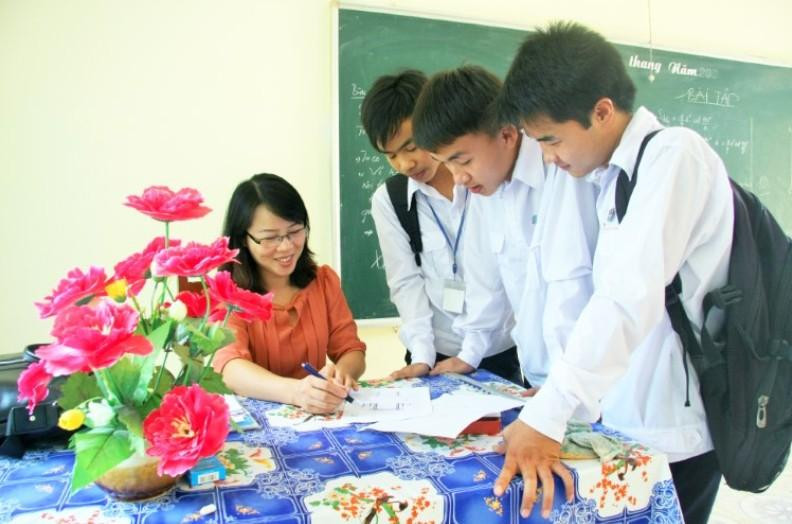 Cô và trò Trường THPT Bạch Đằng (Thủy Nguyên, Hải Phòng). Ảnh: Thiên Thanh.