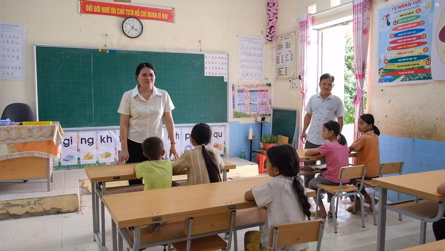 Cô giáo Lục Thị Lương, Hiệu trưởng Trường PTDTBT Tiểu học Cốc Pàng trao đổi với học sinh Điểm trường Chè Lếch. Ảnh: Quốc Tuân - Phạm Vũ.