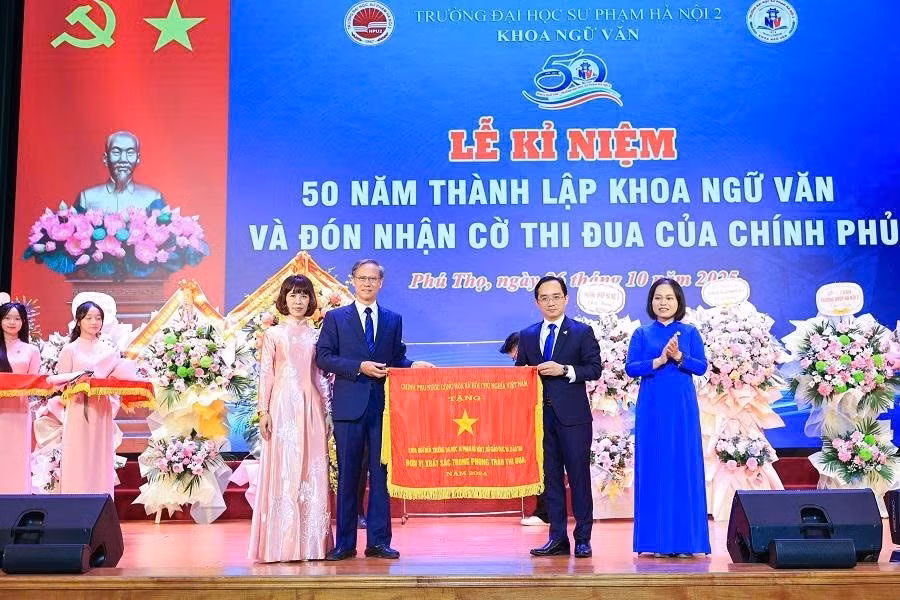 Đồng chí Phan Văn Hùng - Phó Trưởng ban Thi đua - Khen thưởng Trung ương trao Cờ thi đua của Chính phủ cho khoa Ngữ văn - Trường ĐHSP Hà Nội 2.