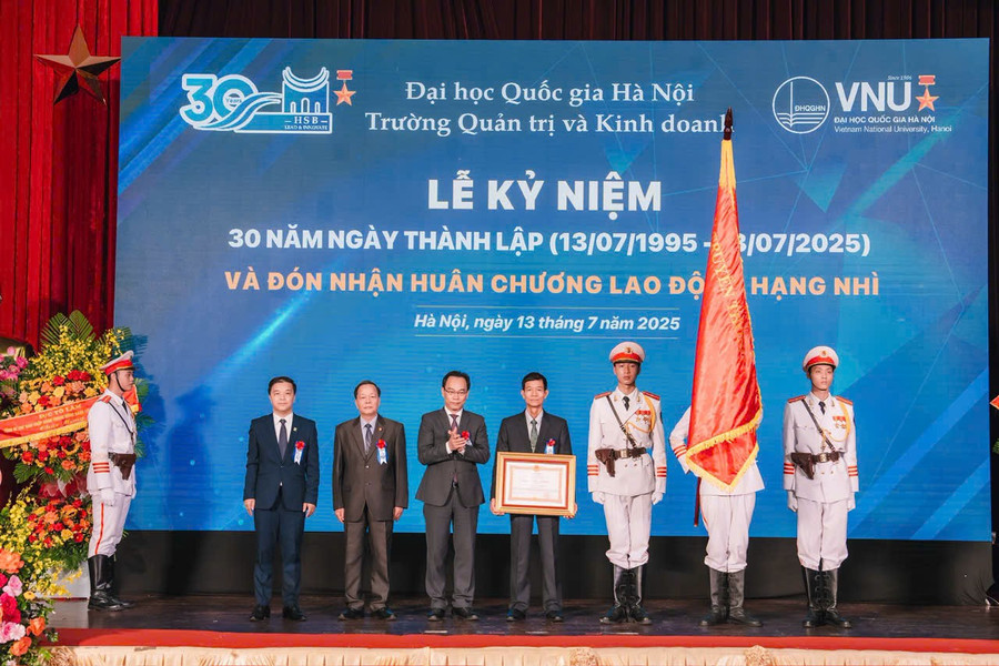 Thứ trưởng Bộ GD&ĐT Hoàng Minh Sơn thừa ủy quyền Chủ tịch nước trao Huân chương Lao động hạng Nhì cho Trường Quản trị và Kinh doanh (Đại học Quốc gia Hà Nội).