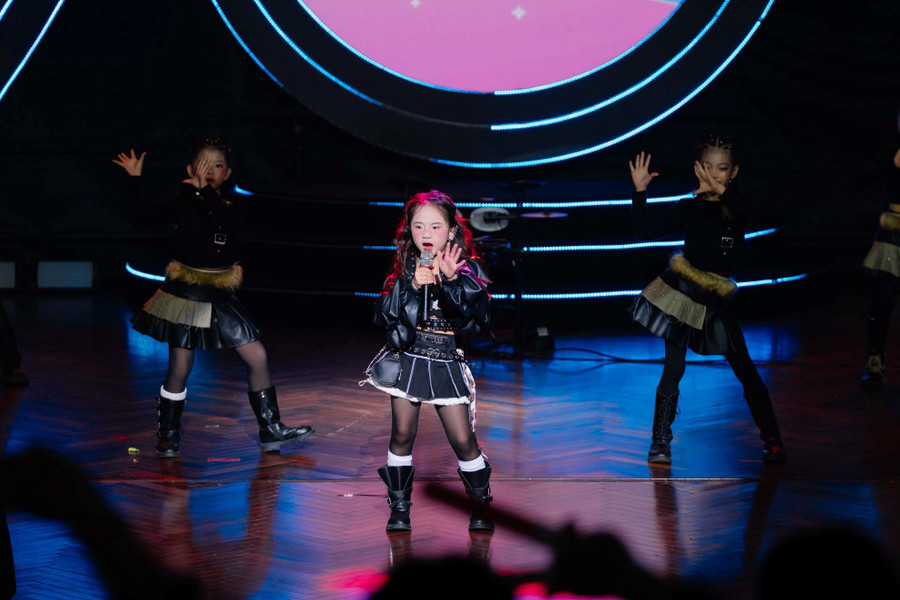 Màn biểu diễn của thí sinh Trần Hạ An - quán quân bảng Tiểu học.