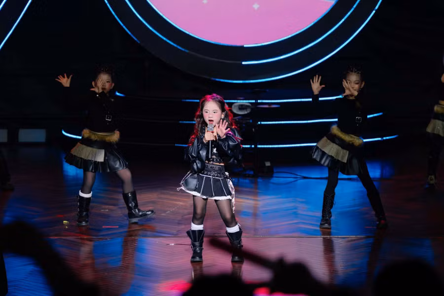 Màn biểu diễn của thí sinh Trần Hạ An - quán quân bảng Tiểu học.