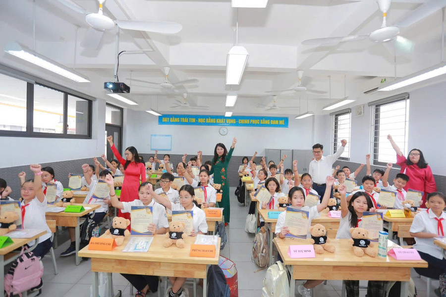 Thầy trò Trường THCS Trần Duy Hưng (Yên Hòa, Hà Nội).