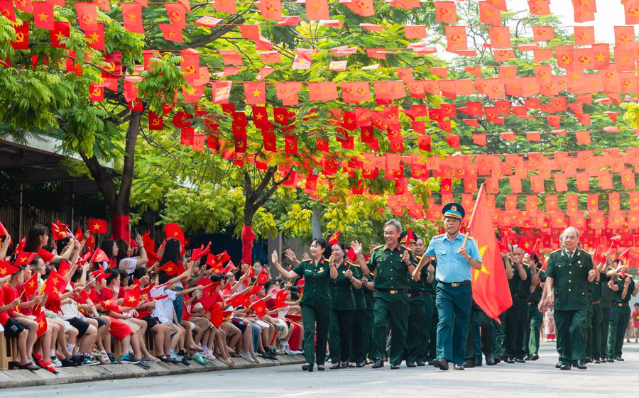 Sự hiện diện của các bác cựu chiến binh trong đoàn diễu hành trở thành nhịp cầu nối lịch sử với những “mầm non tương lai” của đất nước.