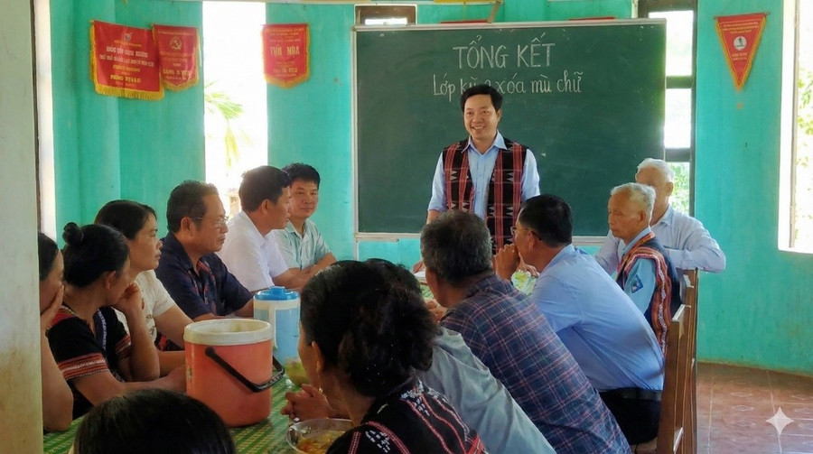 Giáo viên cùng Trung tâm GDNN-GDTX Khu vực 3 (TP. Huế), cán bộ thôn và học viên tại buổi tổng kết lớp học xóa mù chữ.