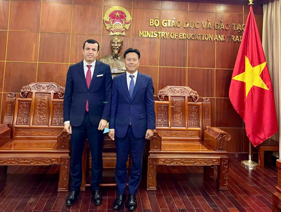 Thứ trưởng Lê Quân (bên phải) và ngài Đại sứ Azeddine Bechka tại buổi tiếp đón.