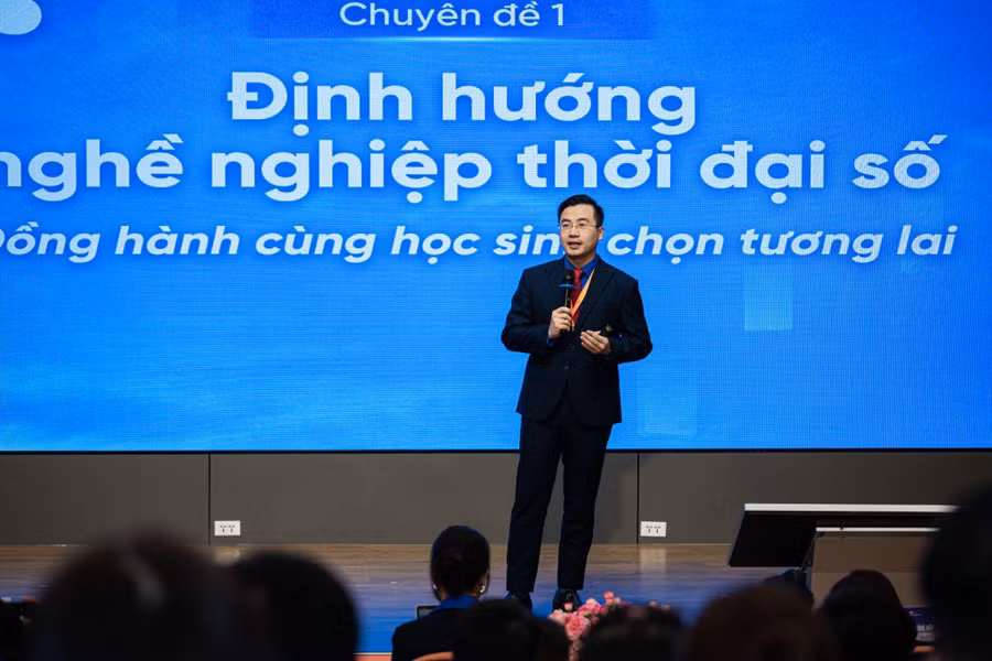 Ông Nguyễn Nhất Linh - Ủy viên Ban Chấp hành Trung ương Đoàn, Bí thư Đoàn Thanh niên Mặt trận Tổ quốc, các Đoàn thể Trung ương chia sẻ tại hội thảo.