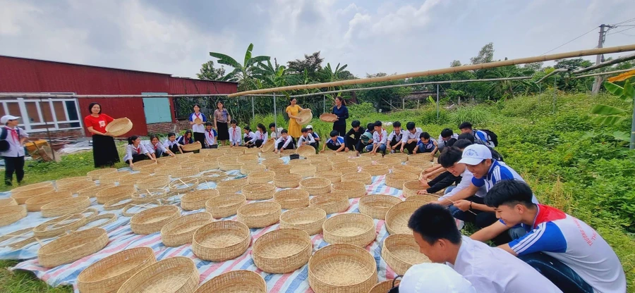 Học sinh Trường THCS Thụy Liên (Thái Thụy, Thái Bình) thăm cơ sở làm các sản phẩm thủ công mỹ nghệ trên địa bàn.