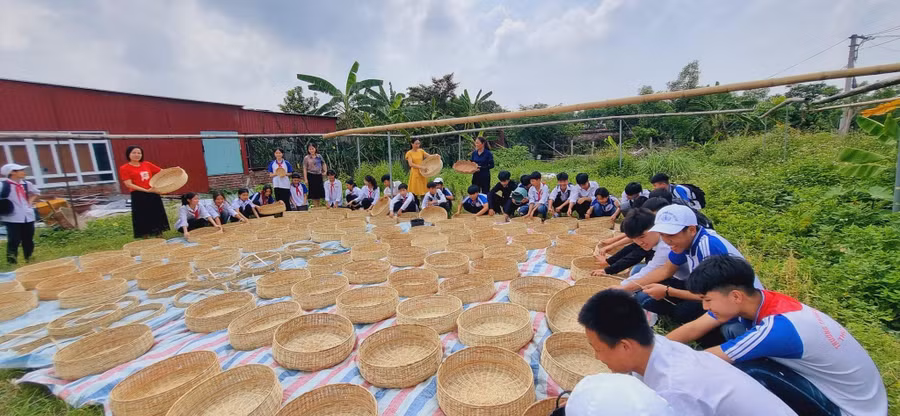Học sinh Trường THCS Thụy Liên (Thái Thụy, Thái Bình) thăm cơ sở làm các sản phẩm thủ công mỹ nghệ trên địa bàn.