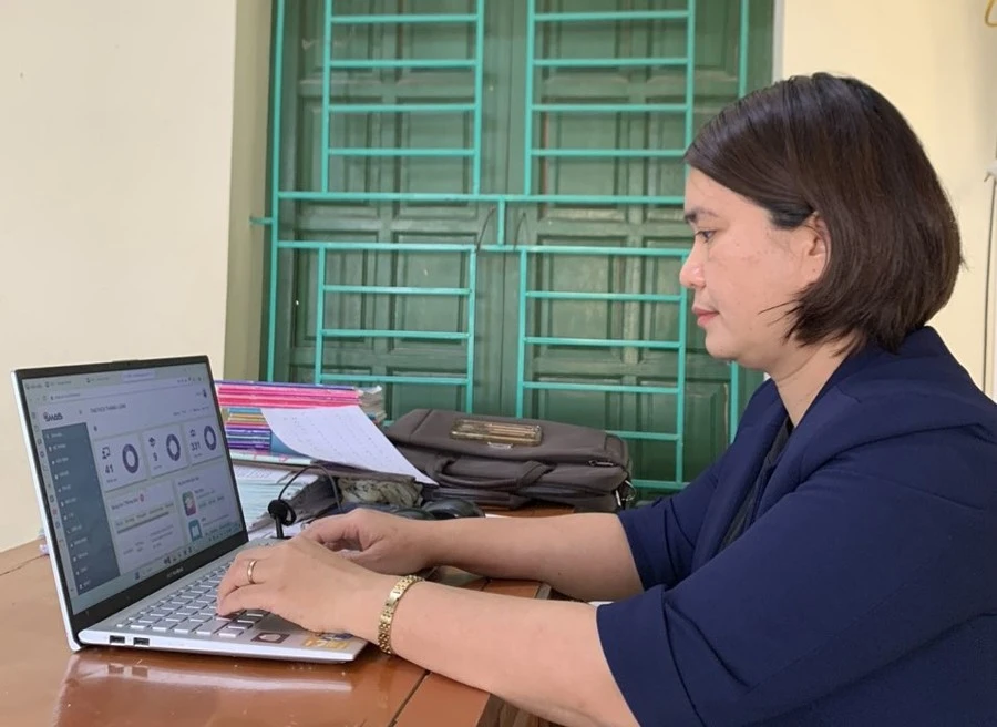 Cô Nguyễn Thị Thu Thảo – giáo viên Trường Tiểu học & THCS Thăng Long (Đông Hưng, Thái Bình) sử dụng học bạ điện tử tích hợp trên Hệ thống SMAS.