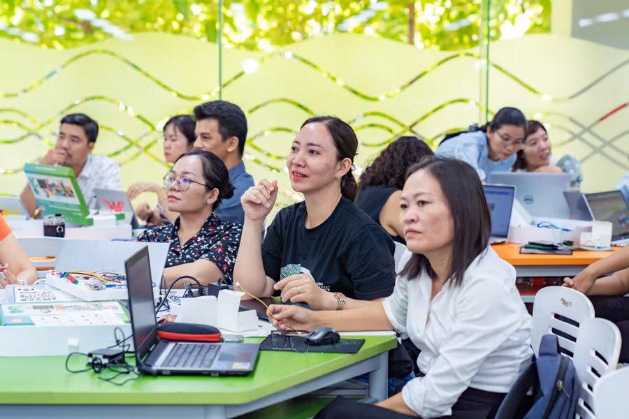 Giáo viên THPT chăm chú lắng nghe chia sẻ về STEM. 