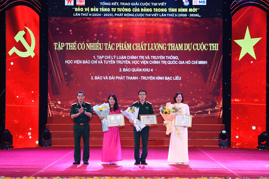 Thiếu tướng Lưu Trung Thái, Chủ tịch Hội đồng quản trị Ngân hàng TMCP Quân đội, đồng Trưởng ban tổ chức Cuộc thi trao thưởng tập thể có nhiều tác phẩm dự thi chất lượng. cuoc-thi-viet.jpg