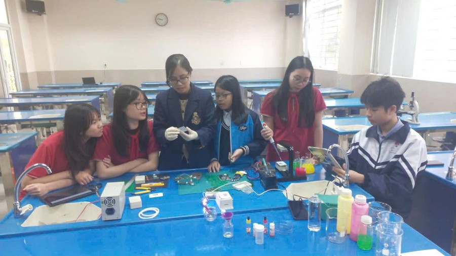 Các học sinh trao đổi, biến ý tưởng thành dự án nghiên cứu khoa học thực thụ: “Bộ thí nghiệm µSMARTLAB kết hợp IoT và Trí tuệ nhân tạo cho giáo dục STEM”.