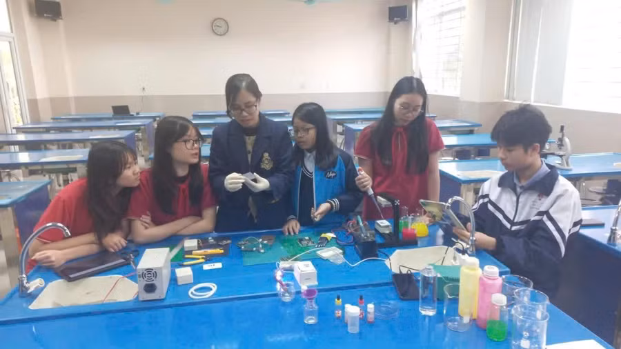 Các học sinh trao đổi, biến ý tưởng thành dự án nghiên cứu khoa học thực thụ: “Bộ thí nghiệm µSMARTLAB kết hợp IoT và Trí tuệ nhân tạo cho giáo dục STEM”.