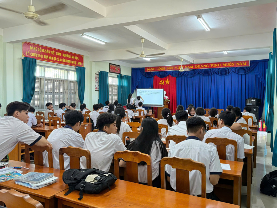 Giờ học tại Trường THPT Nguyễn Huệ (Vĩnh Long).