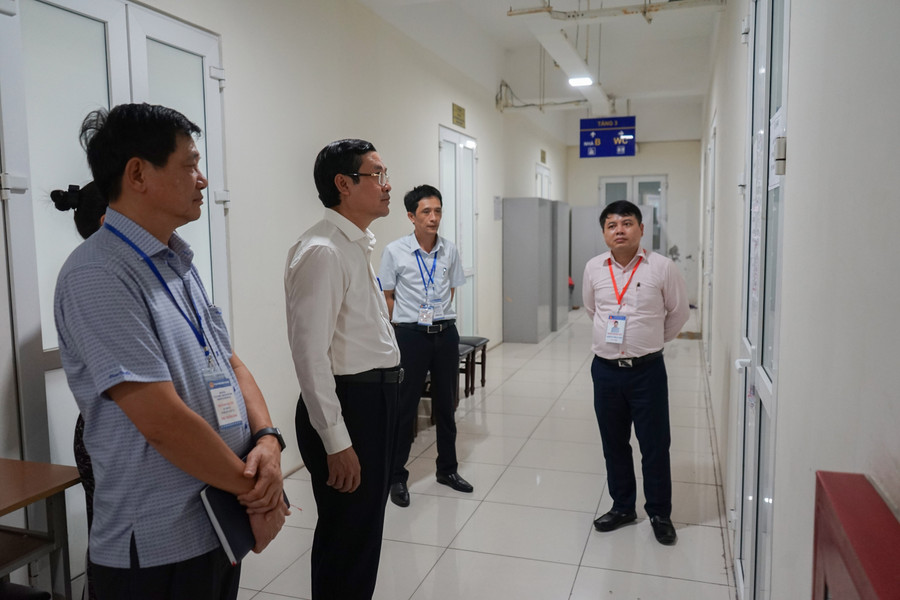 Đoàn kiểm tra của Ban Chỉ đạo quốc gia Kỳ thi tốt nghiệp THPT năm 2022 kiểm tra công tác chấm thi tốt nghiệp THPT của Hà Nội.