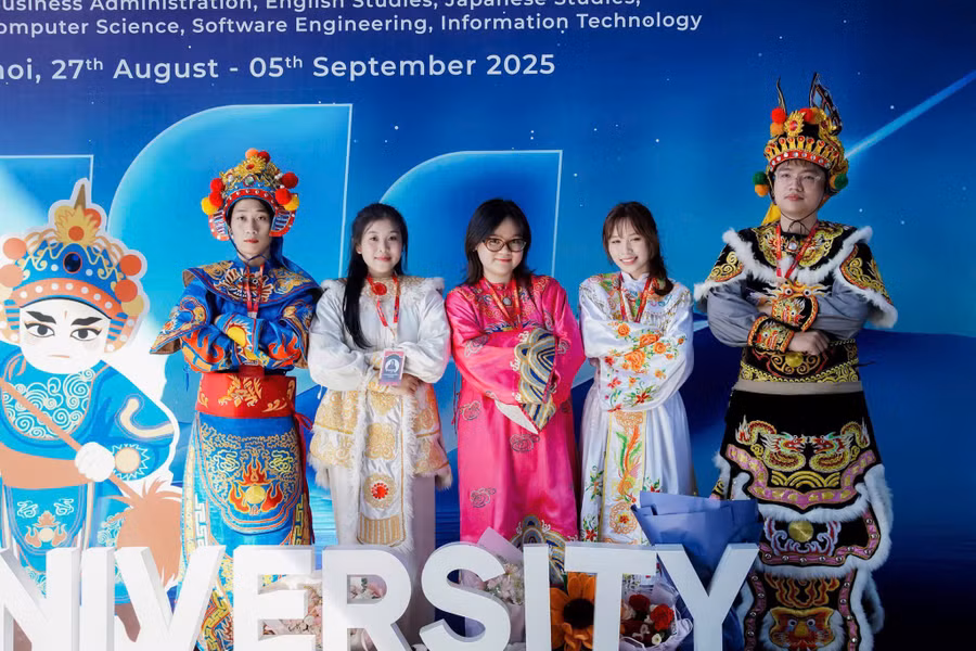 Nhóm sinh viên thực hiện đồ án Tuồng Tân Tích gồm: Nguyễn Viết Sơn, Đặng Thị Huyền Trang, Nguyễn Quế Chi, Nguyễn Đặng Thị Thuỷ Tiên, Trần Ngọc Đức (từ trái qua).