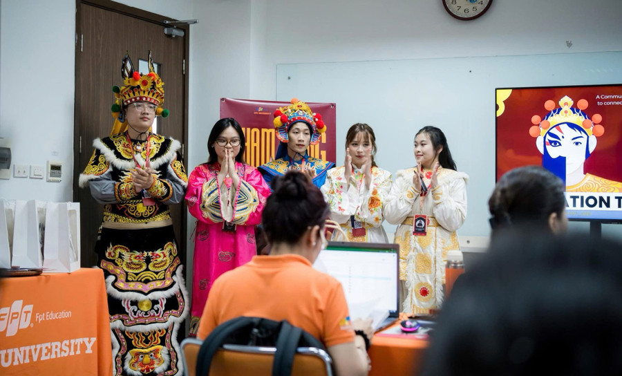Các thành viên nhóm Tuồng Tân Tích hoá thân thành diễn viên tuồng tại buổi bảo vệ đồ án. image009-555.jpg