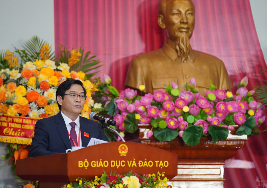 Ông Thái Văn Tài, Bí thư Chi bộ, Vụ trưởng Vụ Giáo dục phổ thông báo cáo tại Đại hội Đảng bộ Bộ GD&ĐT lần thứ I, nhiệm kỳ 2025-2030.