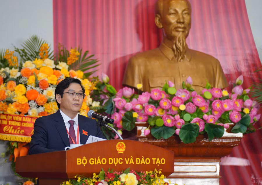 Ông Thái Văn Tài, Bí thư Chi bộ, Vụ trưởng Vụ Giáo dục phổ thông báo cáo tại Đại hội Đảng bộ Bộ GD&ĐT lần thứ I, nhiệm kỳ 2025-2030.