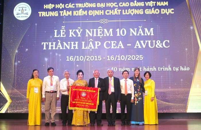 Lãnh đạo Hiệp hội Các trường đại học, cao đẳng Việt Nam trao tặng Cờ thi đua Đơn vị xuất sắc giai đoạn 2015-2025 cho Trung tâm Kiểm định chất lượng giáo dục. Ảnh: Doãn Nhàn. image.jpg