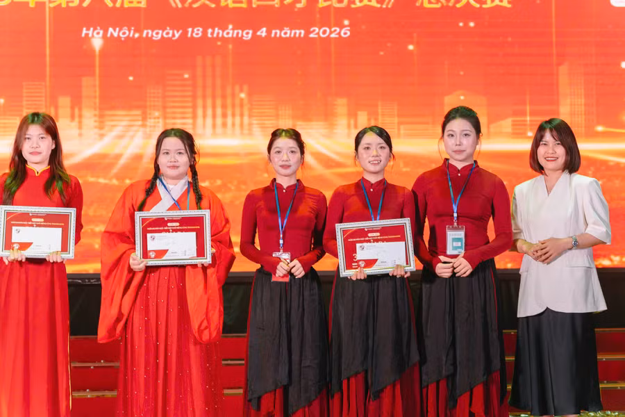 Đội thi của sinh viên Khoa Tiếng Trung Quốc nhận giải Nhì chung kết Cuộc thi Tài năng Hán ngữ 2026.