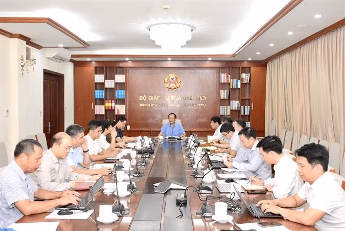 Thứ trưởng Bộ GD&ĐT Phạm Ngọc Thưởng chủ trì buổi làm việc.