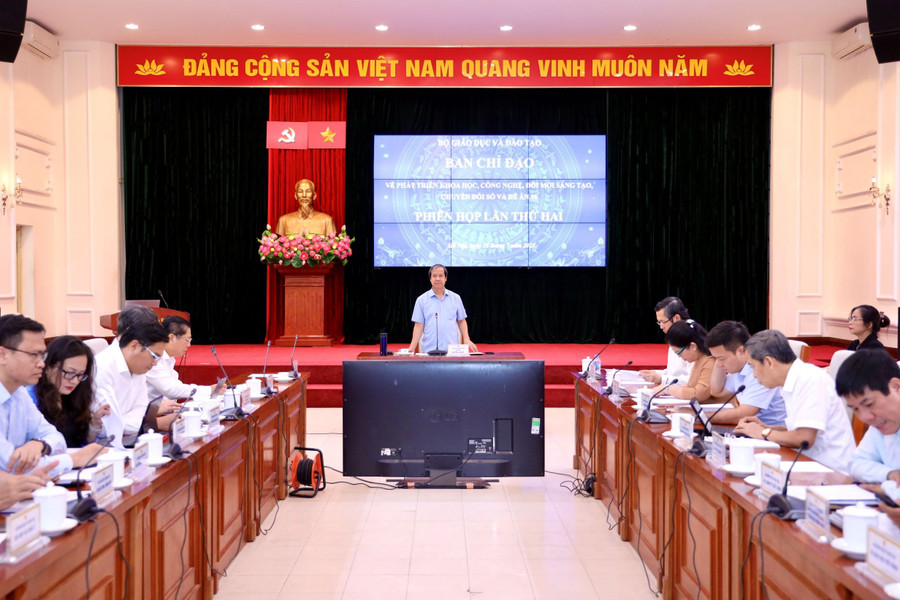 Bộ trưởng Bộ GD&ĐT Nguyễn Kim Sơn chủ trì hội nghị.