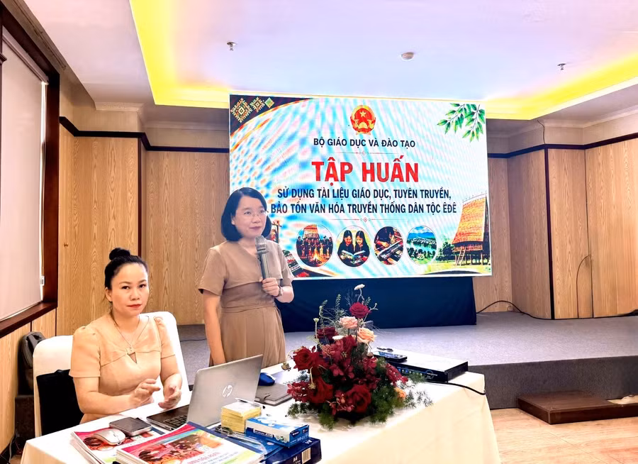 Chuyên gia đến từ Trường ĐH Sư phạm Hà Nội trao đổi tại tập huấn.