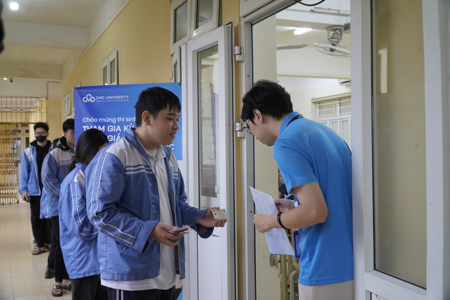Thí sinh làm thủ tục dự thi CMC-Test tại Trường THPT Cầu Giấy (Hà Nội).