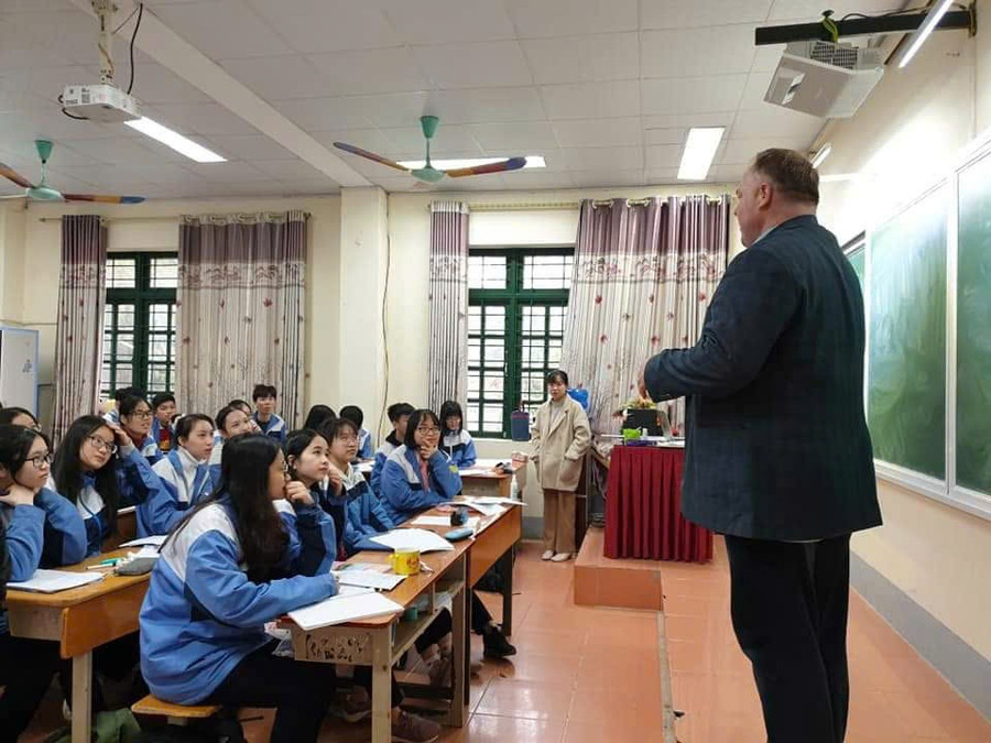 Chuyên gia giáo dục nước ngoài giao lưu với học sinh Trường THPT chuyên Lào Cai (tỉnh Lào Cai).