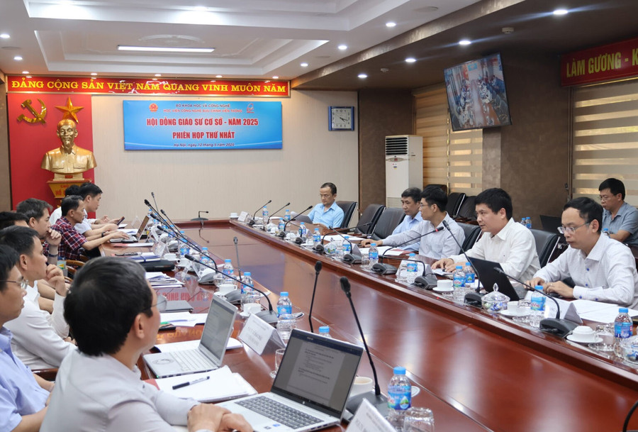 Phiên họp đầu tiên của Hội đồng Giáo sư cơ sở năm 2025 Học viện Công nghệ Bưu chính Viễn thông.