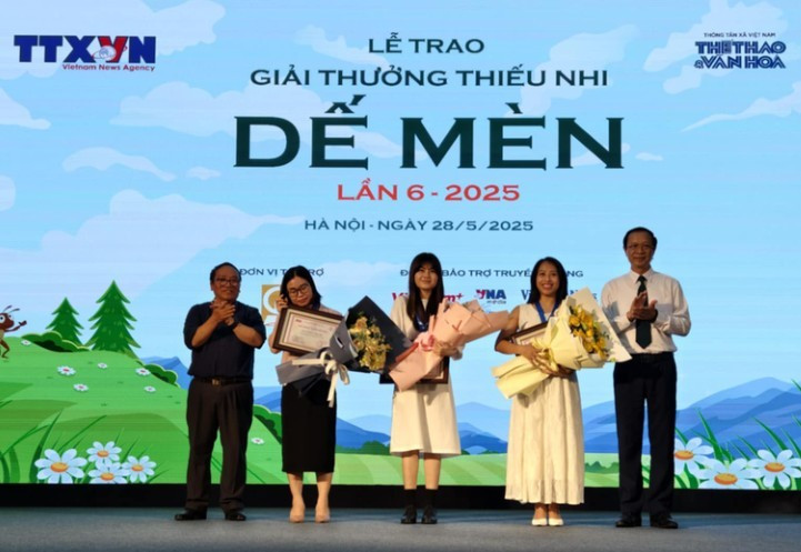 Thứ trưởng Thường trực Bộ GD&ĐT Phạm Ngọc Thưởng (ngoài cùng bên phải ảnh) và nhà thơ Trần Đăng Khoa (ngoài cùng bên trái ảnh) trao giải Khát vọng Dế Mèn. Ảnh: Huy Thông. giai-thuong-thieu-nhi-de-men1.jpg